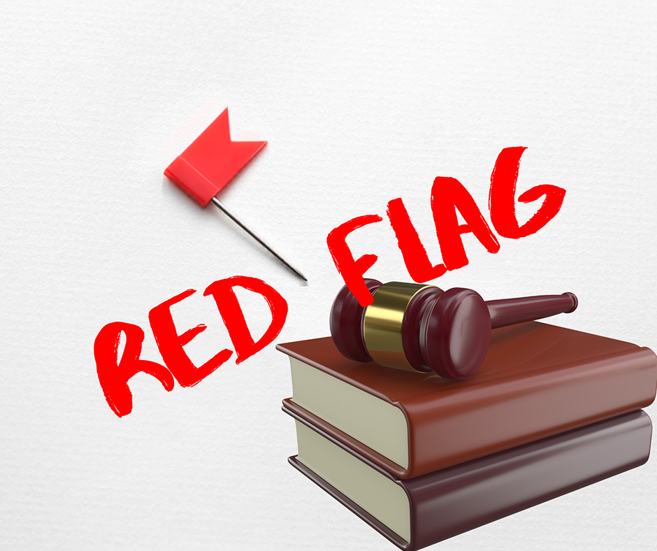 Grafica con scritta Red Flag, bandierina rossa, libri e martello del giudice per rappresentare i segnali di allarme nei servizi di traduzione.